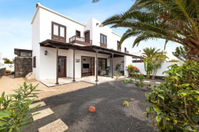 Home2Book Serene Canary Style House, Garden & Pool